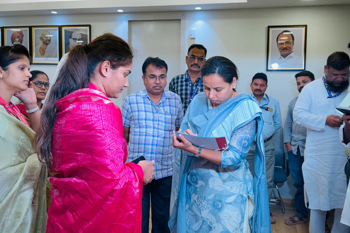 मा.ना.कु. आदितीताई सुनिल तटकरे यांच्याकडे अधिकृत पत्र सादर